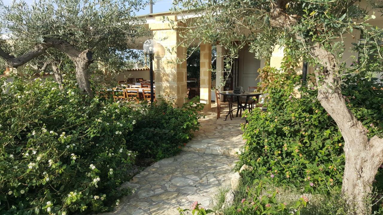 Villa Ceni: Seaside Apartments with Pool and Garden Marinella di Selinunte Exterior photo